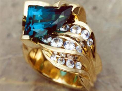 18k Gold Ring With Trillion Cut Tourmaline And Diamonds Metamorphosis