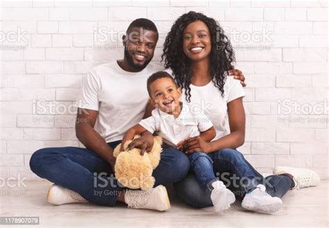 Jóvenes Padres Negros Y Su Hijo Sentados En El Suelo Juntos Foto De