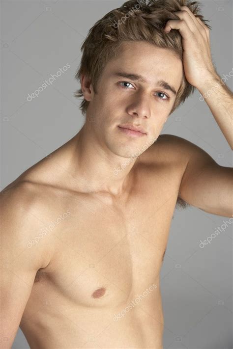 Porträt eines nackten jungen Mannes Stockfotografie lizenzfreie Fotos monkeybusiness
