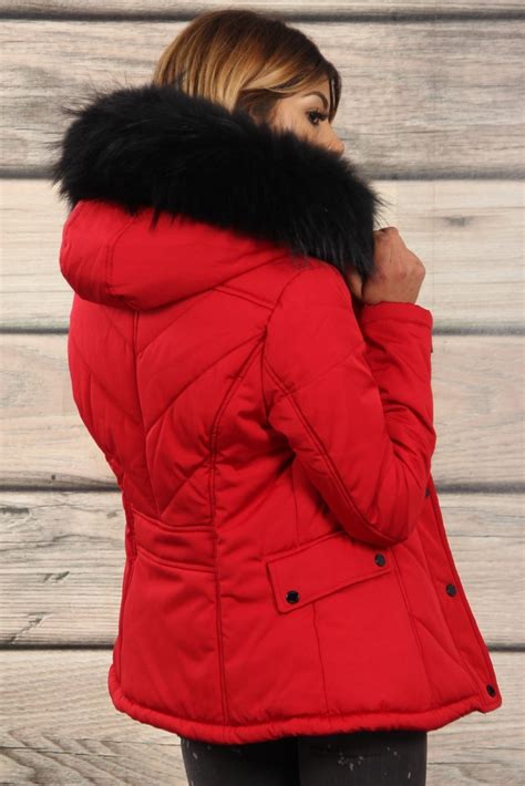 Les petits détails tels que le matelassage mettant la silhouette en valeur, l'ourlet arrondi et sa large capuche, font de cette veste. Doudoune cintrée rouge à capuche bordée de fourrure véritable