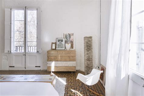 A Barcelona Home Blends Natural Materials And Minimalism Beautifully