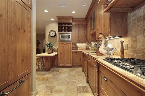Both our floors and kitchen cabinets are honey oak. 43 "New and Spacious" Darker Wood Kitchen Designs & Layouts