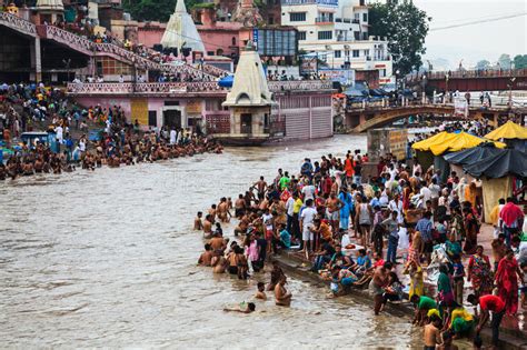 Mulher Que Banha Se No Ganges River Foto Editorial Imagem De Cidade Ganges 84132576