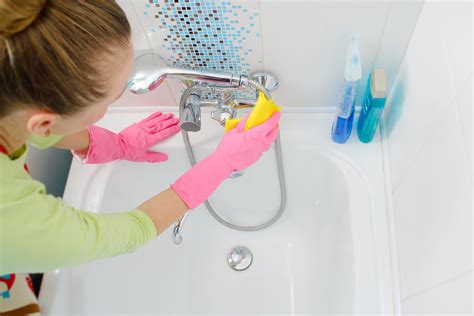 7 Tricks To Cleaning Your Bathroom Faster
