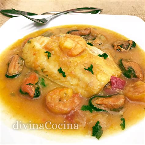 Ahora cocinaremos la merluza en el horno, poniendo un chorrito de aceite de oliva en un bandeja metálica (o una fuente de cristal) y colocando las ya solo nos queda cocinar las gambas en una sartén con un chorrito de aceite de oliva y sal. Receta de Merluza a la Marinera tradicional - Divina Cocina