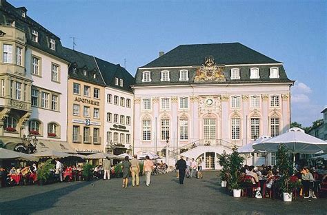 El gasto medio mensual de una familia de 4 personas en bonn es de 3,126.71$ (2,559.56 ), y para una única persona es de 941.57$ (770.78. Bonn (Nederlands) | stad, voormalige nationale hoofdstad