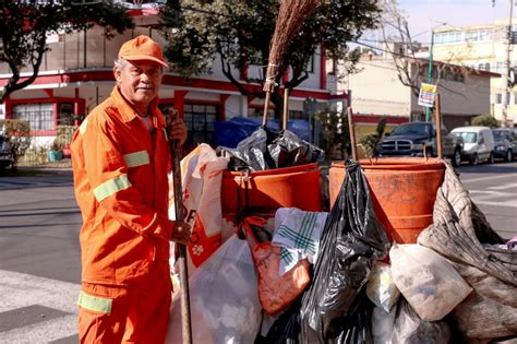 Gerardo Orgulloso Y Feliz De Mantener Limpias Las Calles De La Ciudad