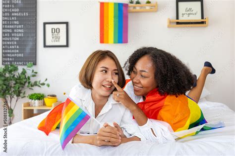Foto De Couple Of Same Sex Marriage From Difference Races With The Lgbtq Rainbow Flag For Pride