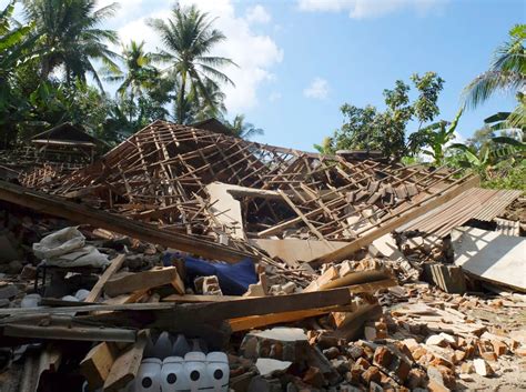 Lombok Earthquake Kills 100 Strands Tourists On Indonesian Islands Condé Nast Traveler
