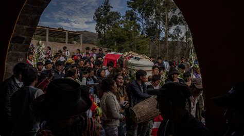 En Perú Una Pausa En Las Protestas Para Llorar A Los Muertos The New