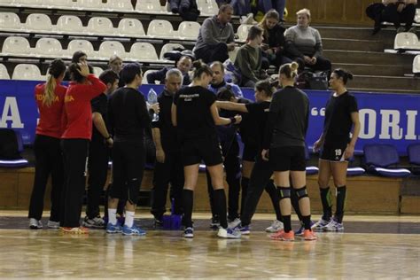 Handball féminin joueurs de handball sport collectif joueuses jeux olympiques sportif exercice athlètes olympiques poses d'action. Handbal feminin: Situație grea la Universitatea Cluj