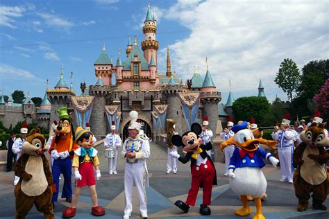 The Disneyland Band And Characters Entertain Disneyland Pa Flickr