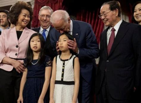 Präsident der usa, kann sich über die unterstützung einer großen familie freuen. Sleepy Joe Biden und die Kinder. Schau selbst! - WWG1WGA:TV