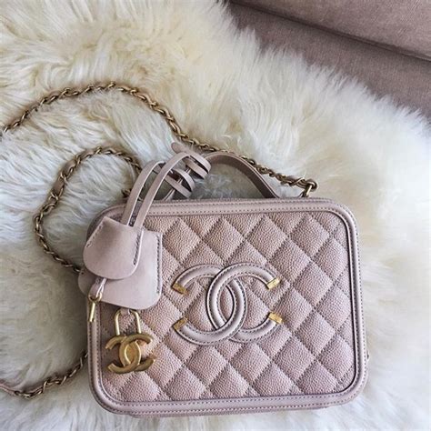 From essential vintage chanel handbags such as the 2.55 or classic flap to timeless second hand costume jewelry to preloved iconic clothes and shoes, a carefully chosen chanel piece uniquely elevates any look. Chanel CC Filigree Vanity Case Bag | Bragmybag