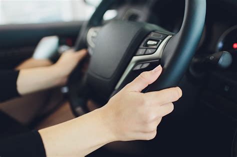 Tangan Wanita Di Kemudi Mobil Saat Mengemudi Matahari Terbenam Latar