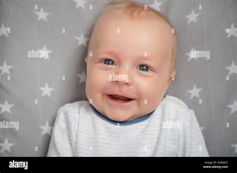 Retrato De Un Bebé Recién Nacido Sonriente Con Boca Abierta Primer