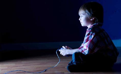 Niño juega videojuego en salón. Fortnite cuesta 800 euros a un padre de familia | El Correo
