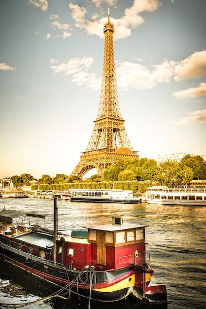 Torre Eiffel Em Paris Foto Premium