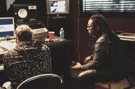 El film mezcla los géneros de la comedia y la historia de fantasmas y está protagonizada por beetlejuice, un personaje inventado por burton. RIMM