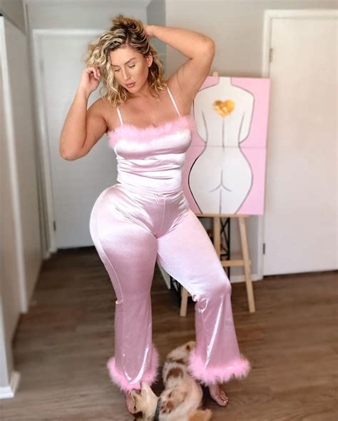 Sophie Eloise Quick Facts Bio Age Height Weight Measurements Instagram British Curvy Model
