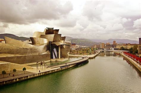 Frank Gehry, Guggenheim Museum, Bilbao, Spain, 1992-1997, Photo by ...