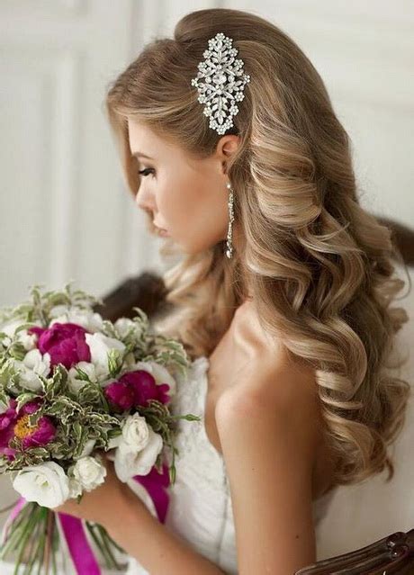 Se siete spose romantiche amerete. Acconciature sposa particolari