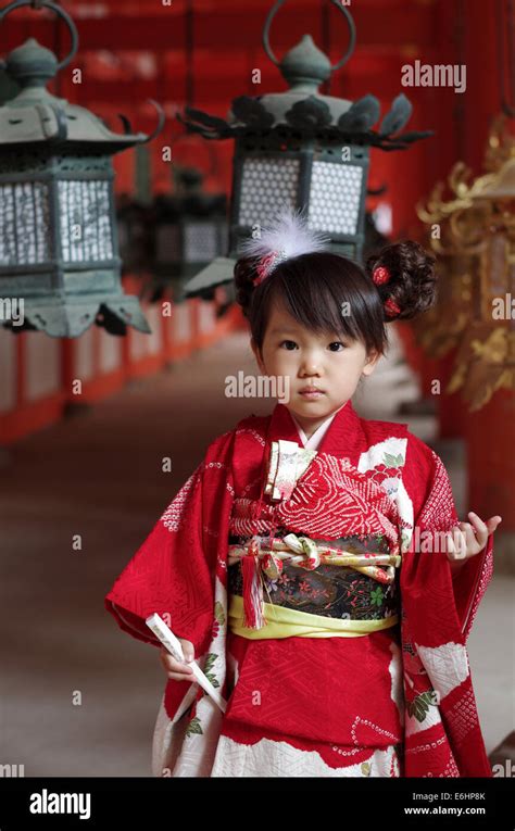 Japanische Mädchen In Tracht Beim Shichi Go San Festival Drei Fünf