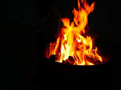 무료 이미지 어두운 빨간 불꽃 불타는 듯한 빛깔 어둠 캠프 불 모닥불 열 뜨거운 불길 워밍업하다