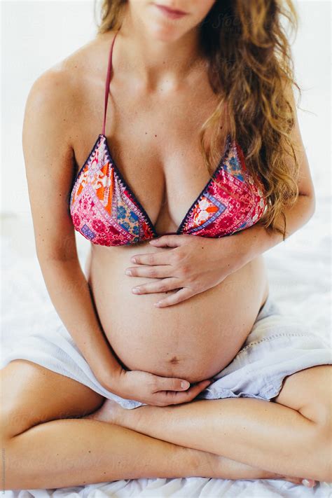 Close Up Of Beautiful Pregnant Woman In Bikini Del Colaborador De
