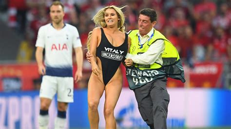 Flitzerin beim Champions League Finale Fast nackte Blondine wirbt für