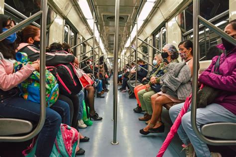 Mujeres Protagonizan Pelea Campal En El Metro Descubrió A Su Esposo