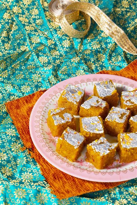 Comida Dulce India Mung Dal Chakki O Moong Dal Barfi Foto De Archivo