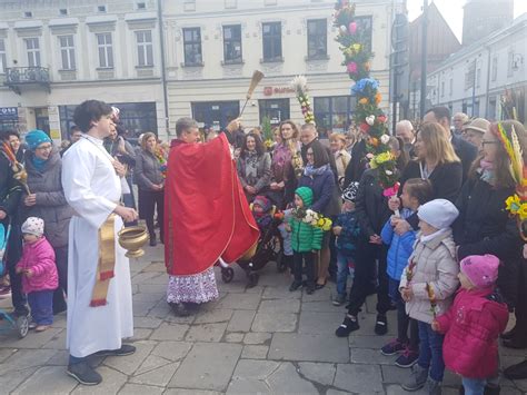 Nowy Sącz Las Palm Na Rynku A W Skansenie Procesja Z Figurą Chrystusa