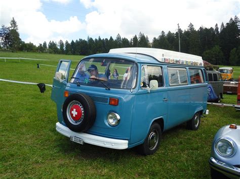 Kampat Show Buzz: VA04406 AUSTIN A60 CAMBRIDGE Persian Blue & Snowberry