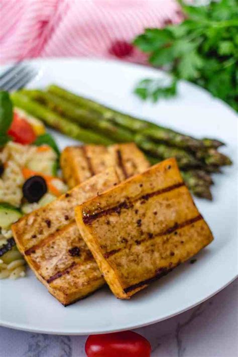 Ce tofu Grillé à la Méditerranéenne est si facile à préparer et est