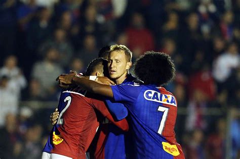 Play of the teams cascavel and parana clube curitiba at the tournament paranaense. Paraná Clube arranca empate, mas resultado não ajuda ...