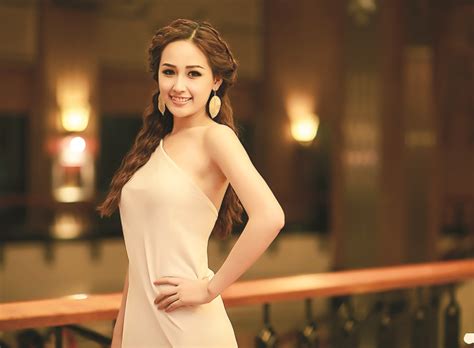Mai phương thúy nhớ khi mẹ mua cho cô chiếc máy tính để bàn mới, trang web cô mở đầu tiên là vnexpress. Mai Phương Thúy chi tiêu tiết kiệm, nhưng vung tay mua đồ ...