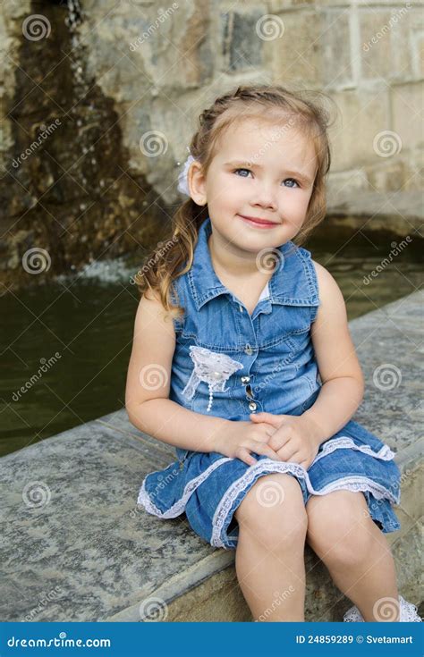 Retrato Da Menina Bonito No Vestido Ao Ar Livre Imagem De Stock