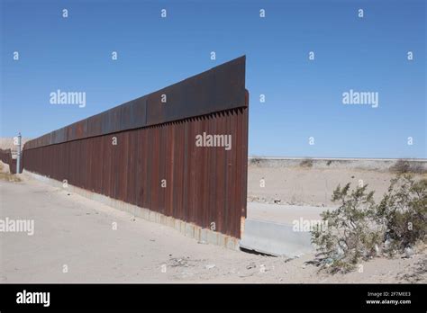 The Border Wall United States Mexico In English Mexico United