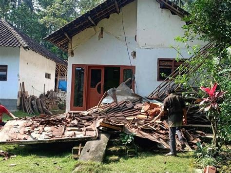 Indonesias Java Hit By Magnitude 59 Quake Seven Killed Toronto Sun