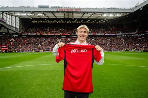 Rasmus Hojlund Unveiled To Manchester United Fans At Old Trafford Hot Sex Picture