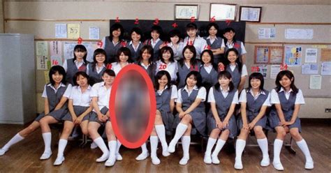 女子高生集合写真の19番、ゾワゾワ来る理由…気づきましたか？ hachibachi