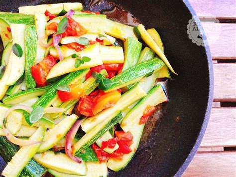 Aggiungete l'erba cipollina, unite il limone e fate cuocere per circa 15 minuti. Zucchine trifolate in padella alla curcuma - Ricette al Volo