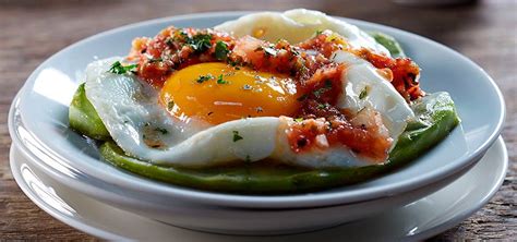 Huevos Estrellados Sobre Nopal Con Salsa Roja Clic A Salud