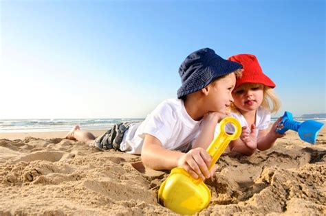 Persiapkan Hal Ini Sebelum Liburan Ke Pantai Bersama Anak Berbagi Tips