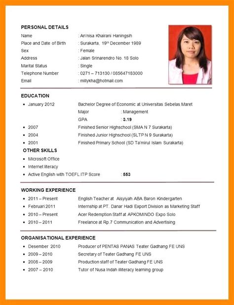 Ok, to make it easier to understand, here i attach a sample of cv for job application which can be a reference in making a cv. Fresh Graduate CV Sample - Exemple CV Etudiant