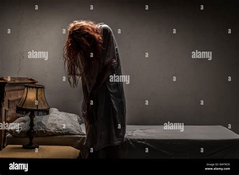 Miedo Mujer Poseída Por El Demonio En La Cama Exorcismo Del Sacerdote Fotografía De Stock Alamy
