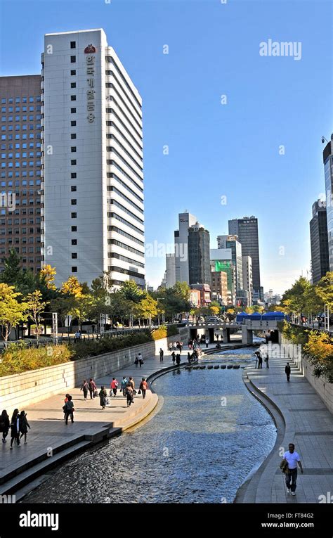 Street Scene Cheonggyecheon River Seoul South Korea Stock Photo Alamy