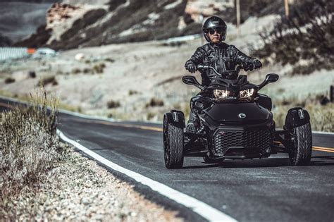 The vehicle has a single rear drive wheel and two wheels in front for steering, similar in layout to a modern snowmobile. Gebrauchte und neue Can-Am Spyder F3 Motorräder kaufen