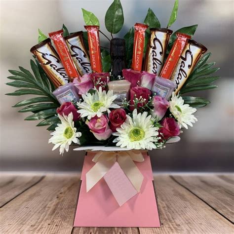 Your lucky recipients will be delighted to receive this 75cl bottle of prosecco and linden lady luxury chocolate selection. Yankee Candle and Prosecco Chocolate Bouquet | Funky Hampers
